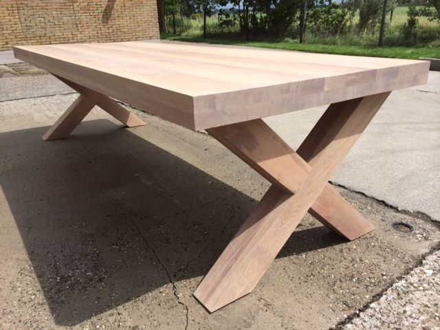 Robuuste eiken tafel met eiken X-poten 110 x 280 cm