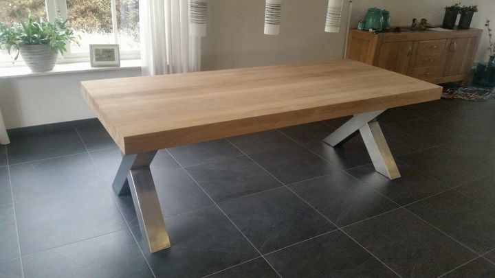 Strakke eiken tafel met RVS X-poten 100 x 240 cm